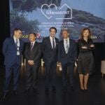 El consejero de Fomento y Medio Ambiente, Juan Carlos Suárez-Quiñones (C), acompañado a su derecha por de Ricardo Portuoso. Presidente de AEICE yMaría Pardo, Directora General de Vivienda inaugura el Congreso Life Habitat.