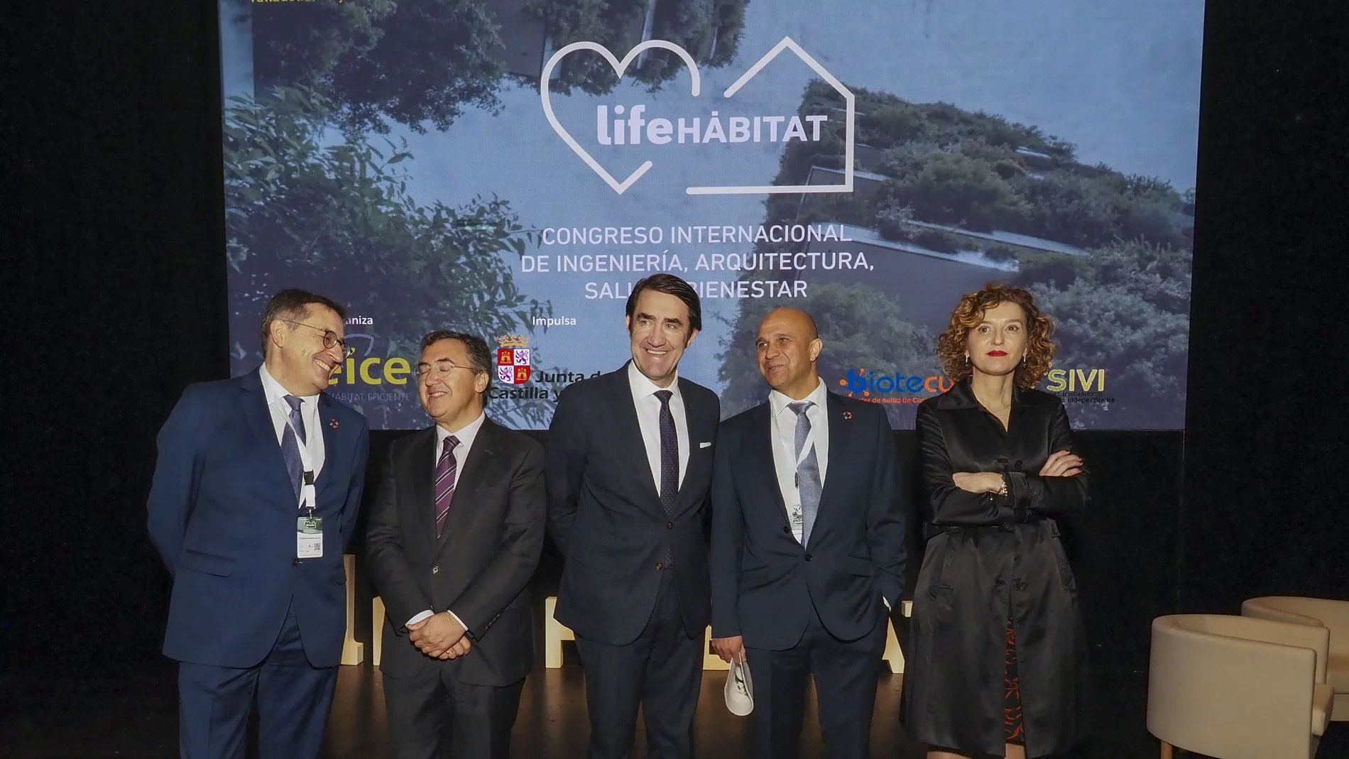 El consejero de Fomento y Medio Ambiente, Juan Carlos Suárez-Quiñones (C), acompañado a su derecha por de Ricardo Portuoso. Presidente de AEICE yMaría Pardo, Directora General de Vivienda inaugura el Congreso Life Habitat.