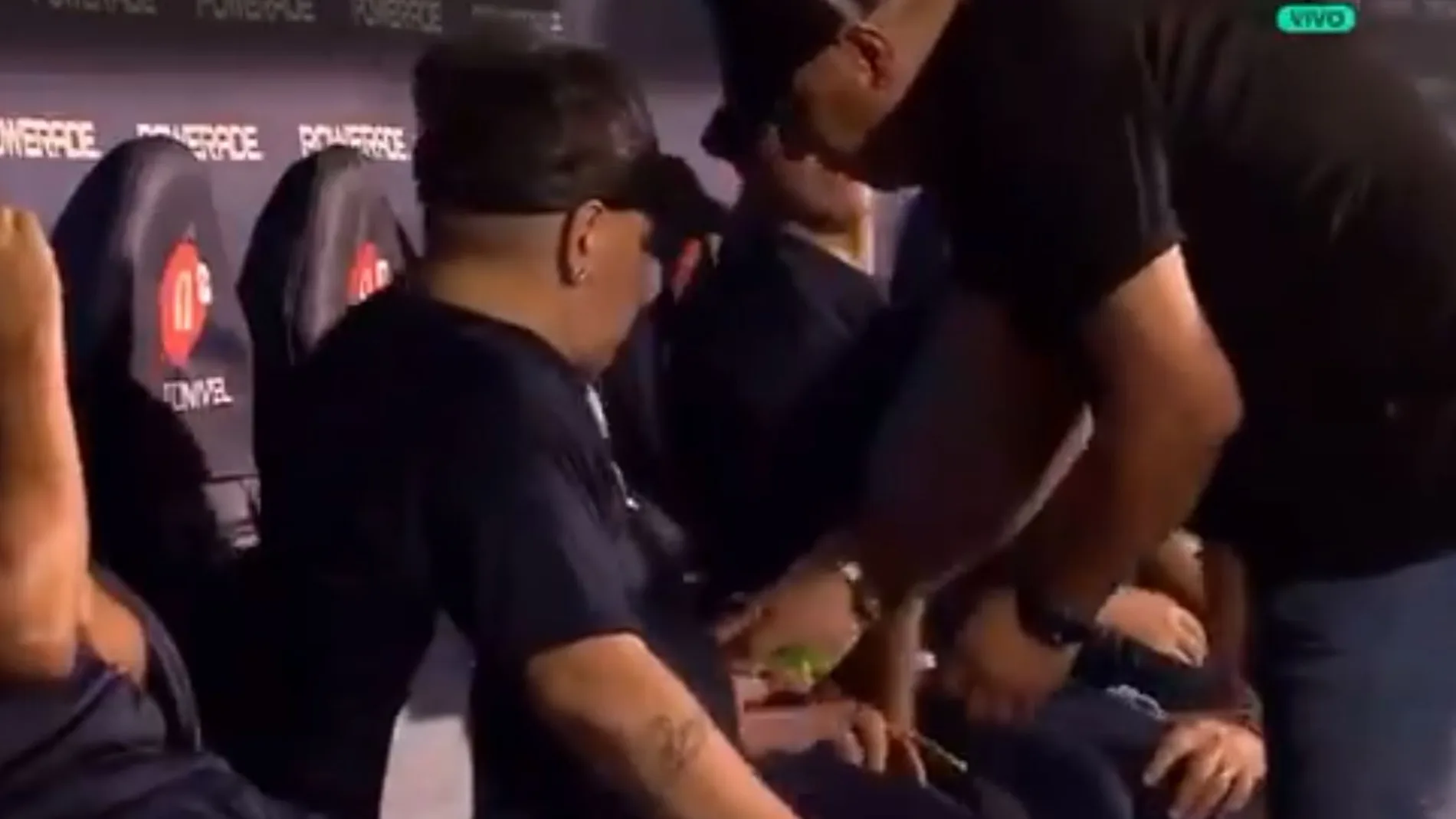 Maradona recibe algún tipo de sustancia de uno de sus colaboradores del Gimnasia y Esgrima