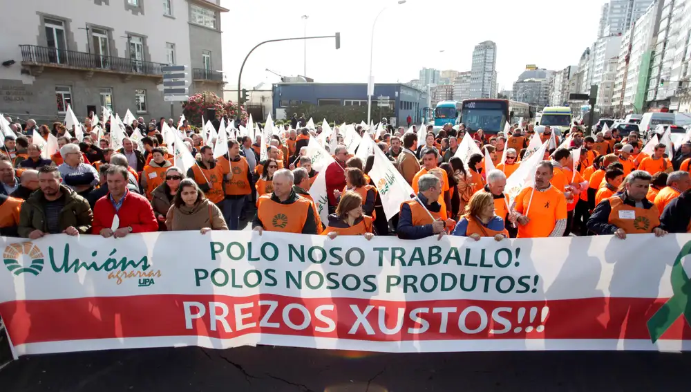 Vista general de la concentración que ha convocado este miércoles el sinditato Unións Agrarias (UUAA) ante la Delegación del Gobierno en Galicia de La Coruña