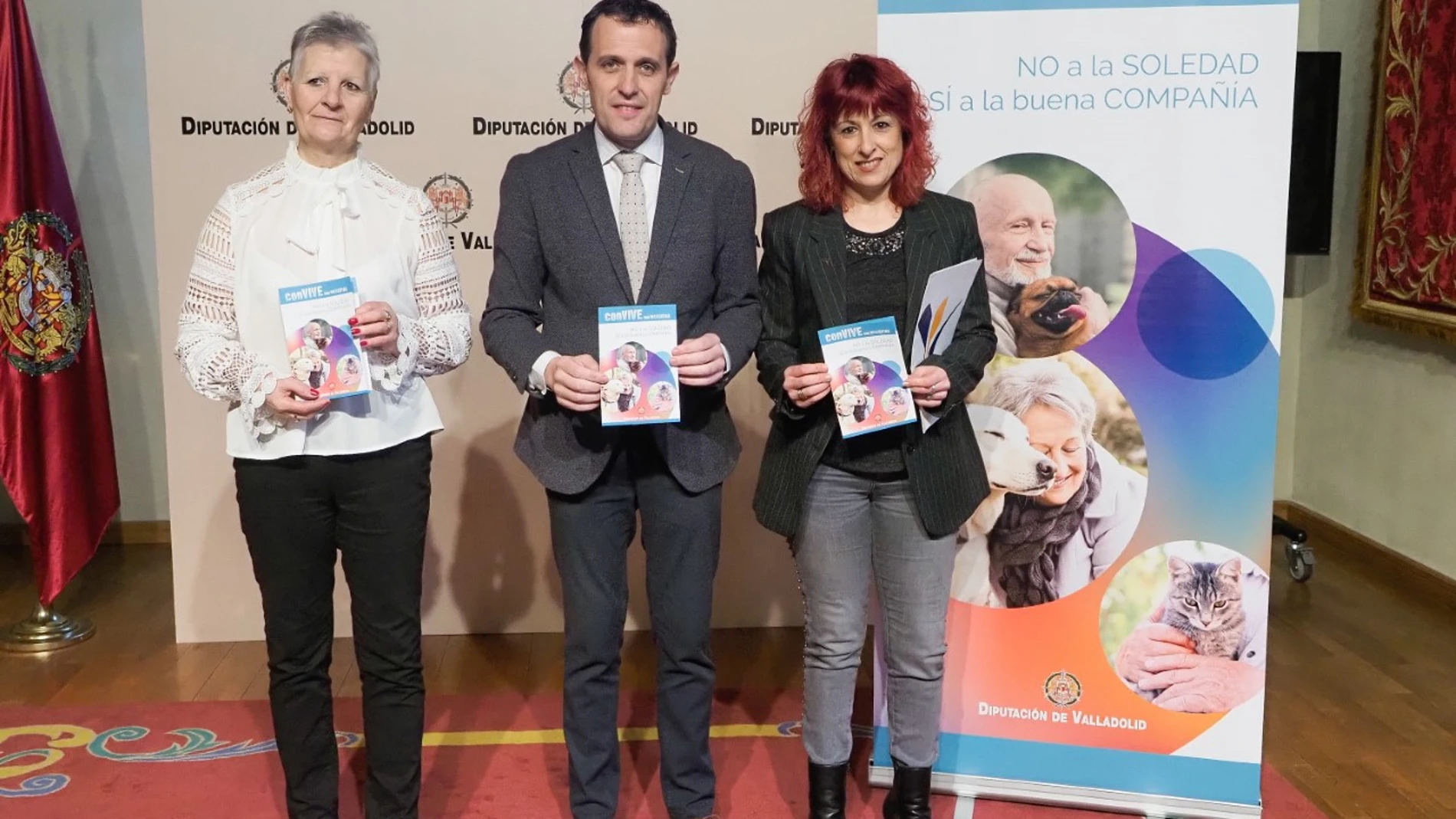 El presidente de la Diputación de Valladolid, Conrado Íscar, presenta el programa "conVIVE con MASCOTAS" junto a Nieves Andrés Ramírez y Adela Cabezas Mayo