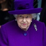 La reina visitó ayer un hospital de Londres, y se mostró muy sonriente y tranquila