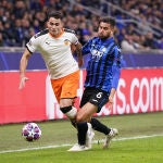Maxi Gómez disputa una pelota con Palomino en el Atalanta-Valencia disputado en Milán19/02/2020 ONLY FOR USE IN SPAIN