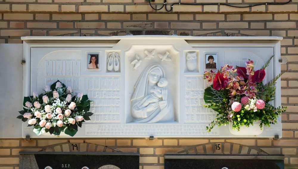 Imagen de las lápidas de Miriam y Toñi, dos de las niñas asesinadas