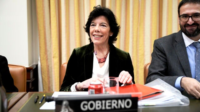 La ministra de Educación y Formación Profesional, Isabel Celaá junto al presidente de la Comisión de Educación y Formación Profesional, Sergio Gutiérrez, durante la reunión de la Comisión de Educación y Formación Profesional del Congreso para explicar los objetivos de su ministerio, en Madrid (España)
