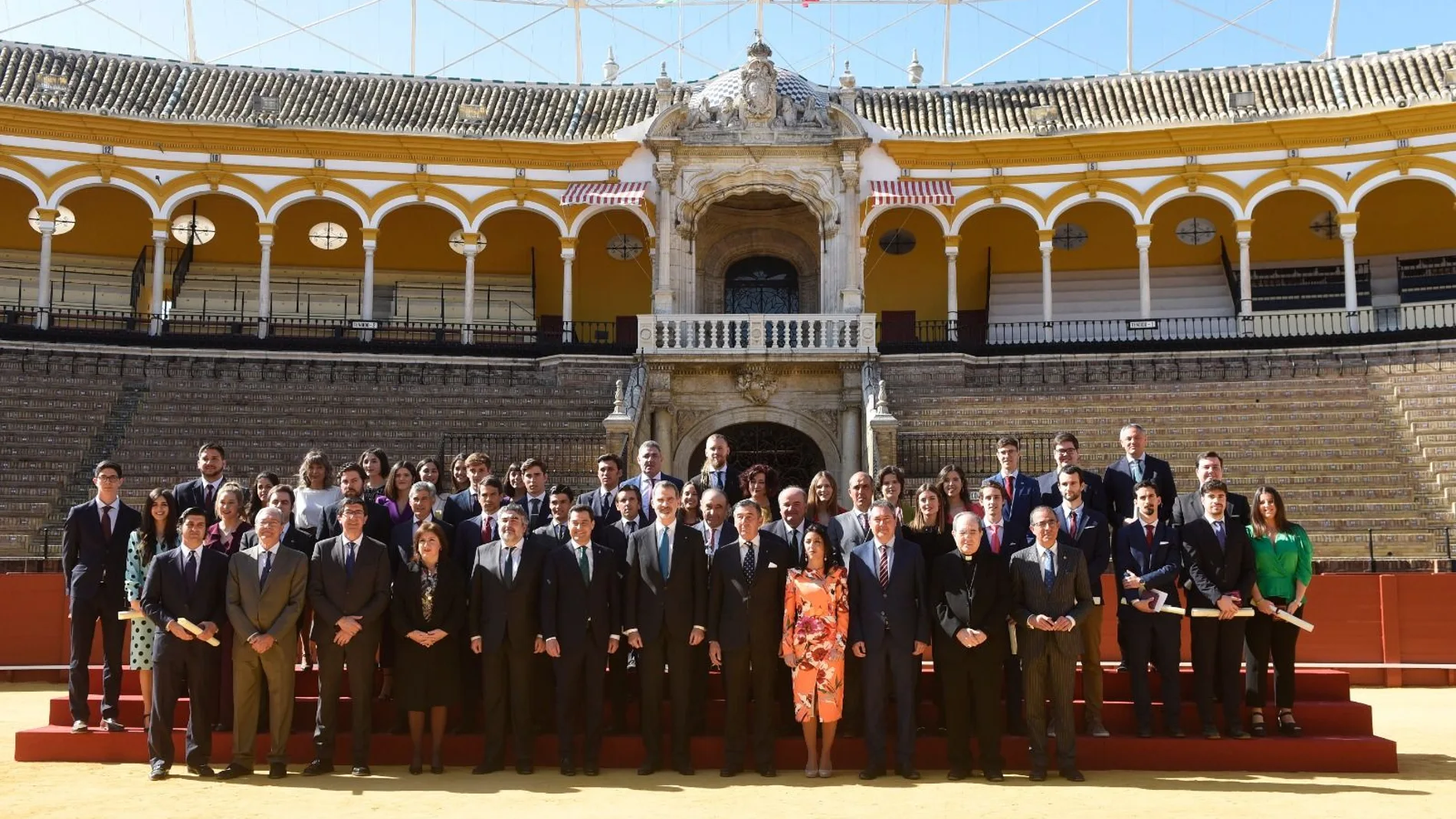 Foto de familia del Rey con los galardonados con los premios taurinos y universitarios de la Real Maestranza de Caballería de Sevilla