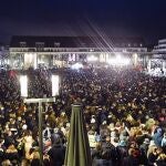 Miles de personas escuchan anoche al presidente de Alemania, Frank Walter Steinmeier, en una vigilia por las nueve víctimas del ataque ultraderechista en Hanau/AP