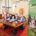 El alcalde, Óscar Puente, acompañado por el director general de la Feria de Valladolid, Alberto Alonso, del presidente Sociedad Canina Castellana, Benjamín Merino, y del secretario de dicha sociedad, José Manuel Sastre