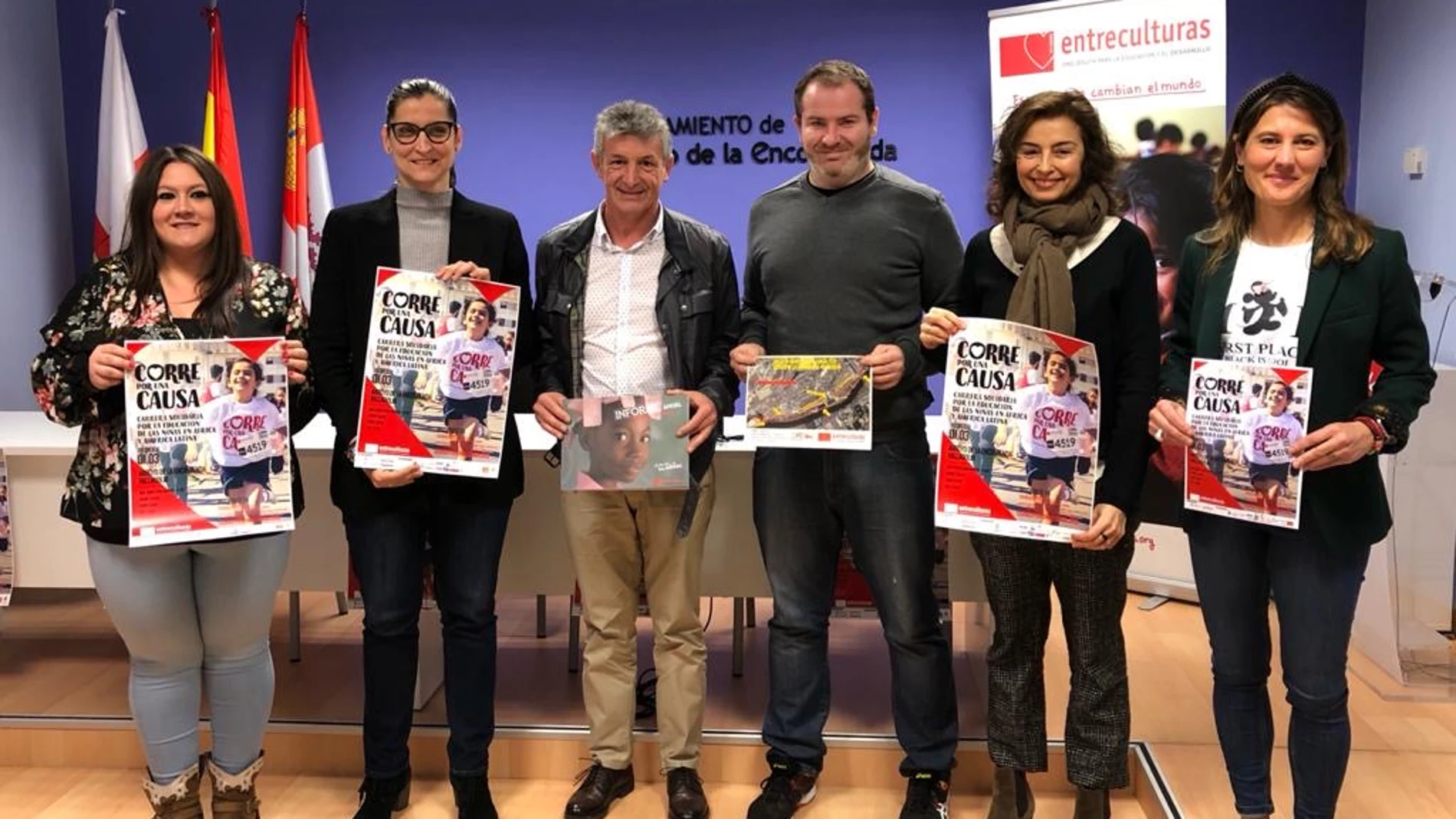 El alcalde de Arroyo de la Encomienda, Sarbelio Fernández, junto a los concejales del área y representantes de la ONG Entreculturas presentan la carrera solidaria