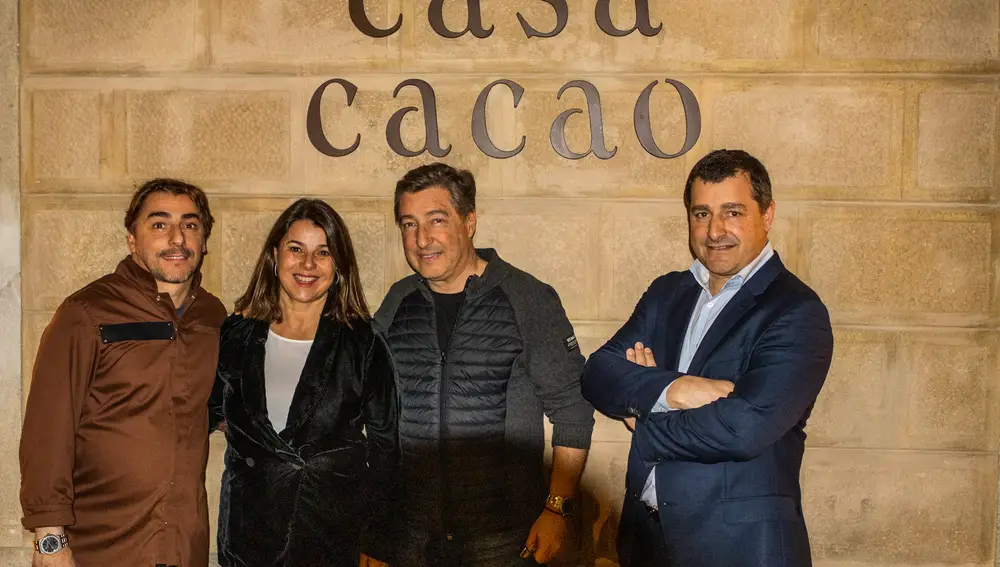Los hermanos Roca: Jordi, Pitu y Joan junto a Anna Payet, esposa del cocinero y responsable del hotel de Casa Cacao