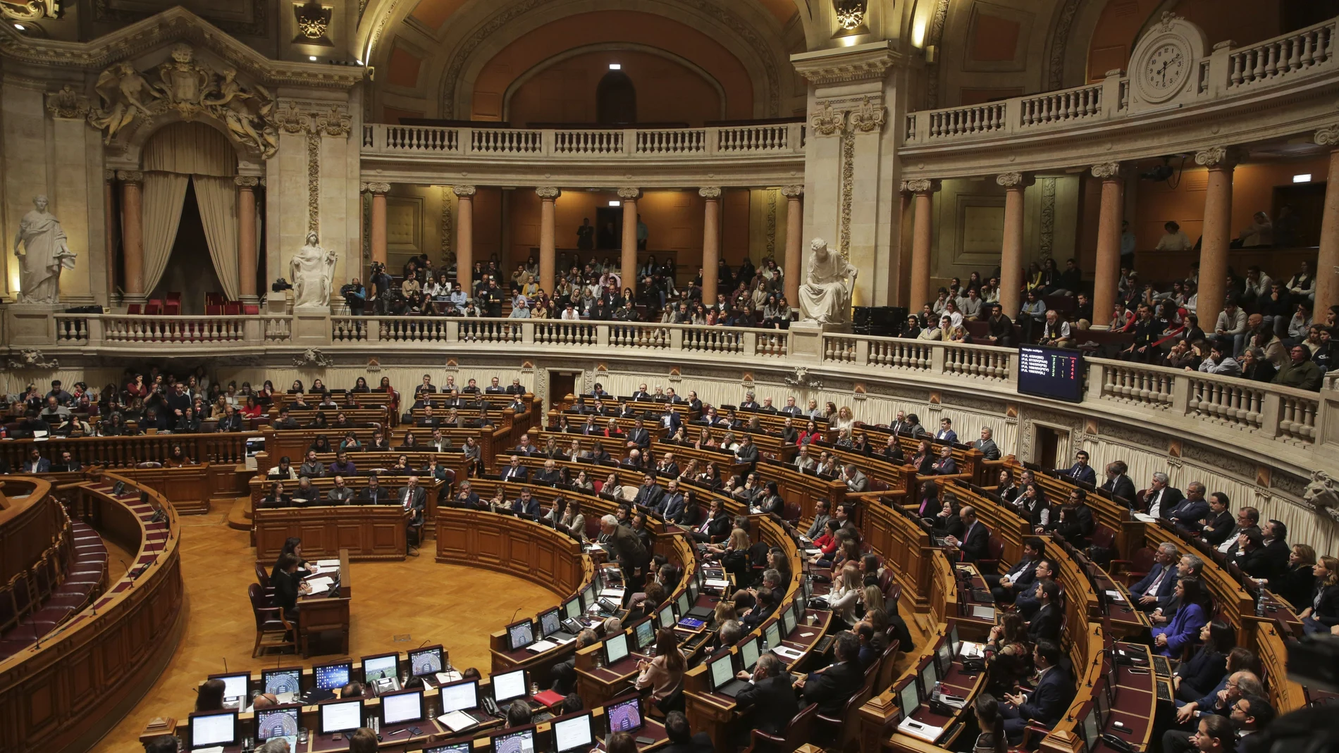 El Parlamento de Portugal aprobó ayer cinco proyectos de ley sobre la despenalización de la "muerte asistida", un asunto que divide a la sociedad