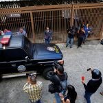 Un vehículo de la Dirección general de Contrainteligencia Militar tras abandonar el edificio donde reside la familia de Márquez