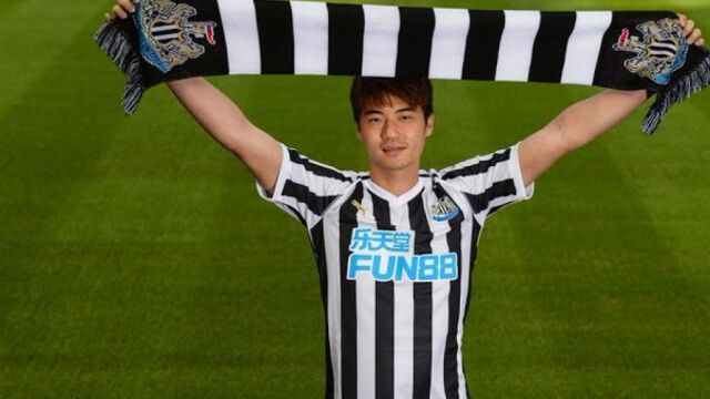 Ki Sung – Yong en su presentación con el Newcastle.
