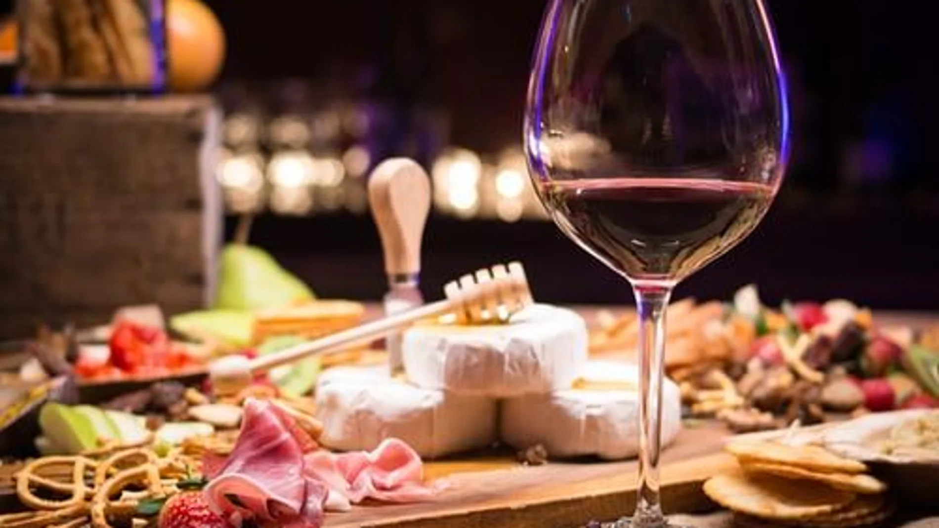 El vino es una bebida con más de 8000 años, recurrente en las celebraciones, que permite crear experiencias alrededor de la mesa y que aporta elegancia a las comidas y cenas.