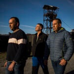 Santi, Dioni y Jose posan en el Pozo Minero de Fabero, que hace años fue "la calefacción de España"