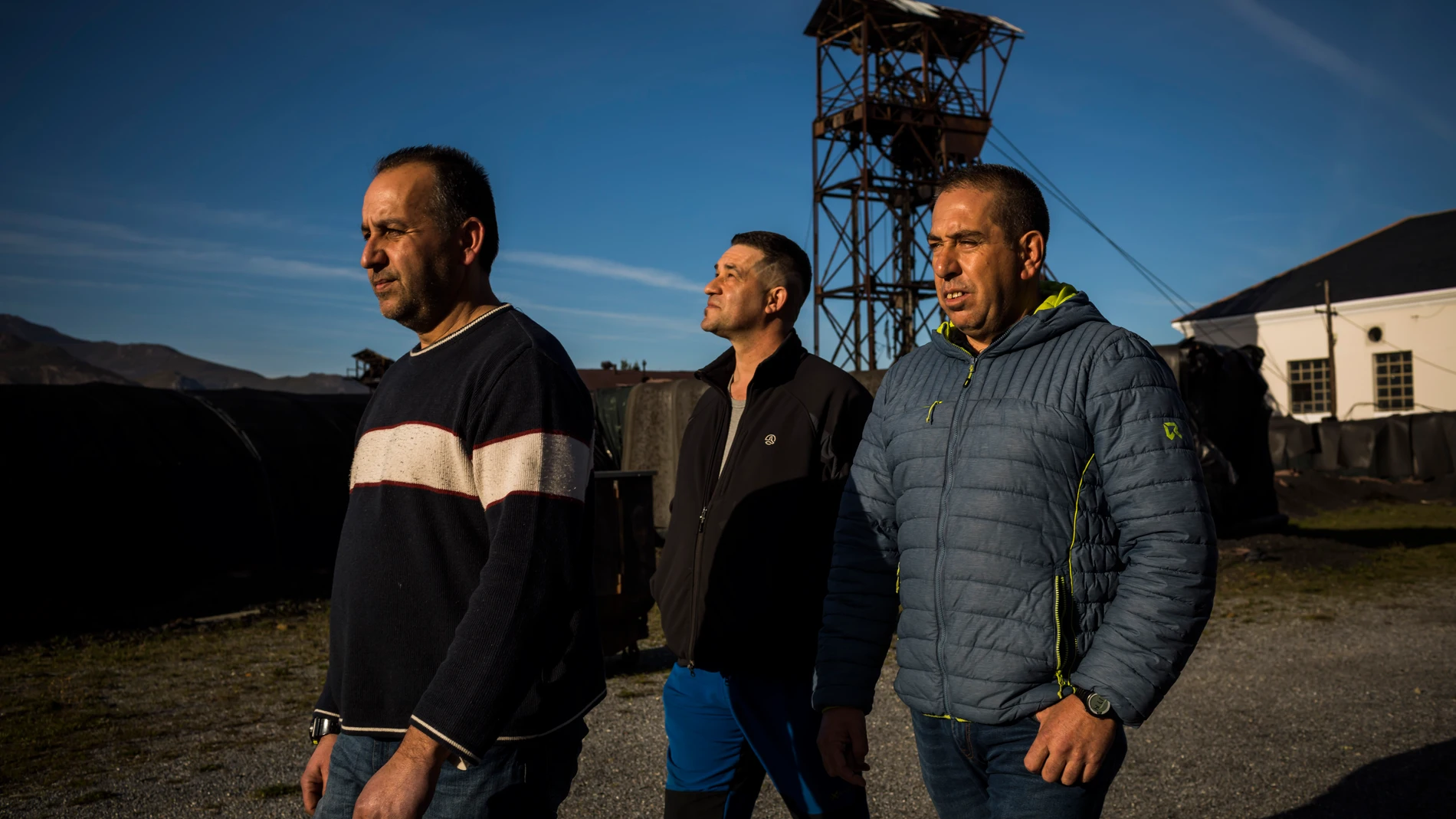Santi, Dioni y Jose posan en el Pozo Minero de Fabero, que hace años fue "la calefacción de España"