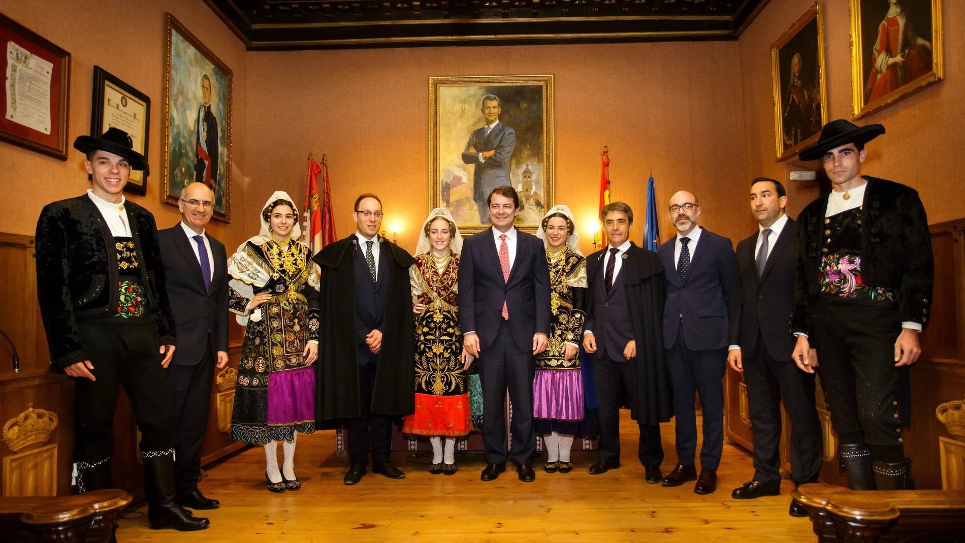 El presidente de la Junta de Castilla y León, Alfonso Fernández Mañueco, asiste al pregón de fiestas del Carnaval del Toro de Ciudad Rodrigo