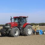 Un agricultor con su tractor en Valladolid