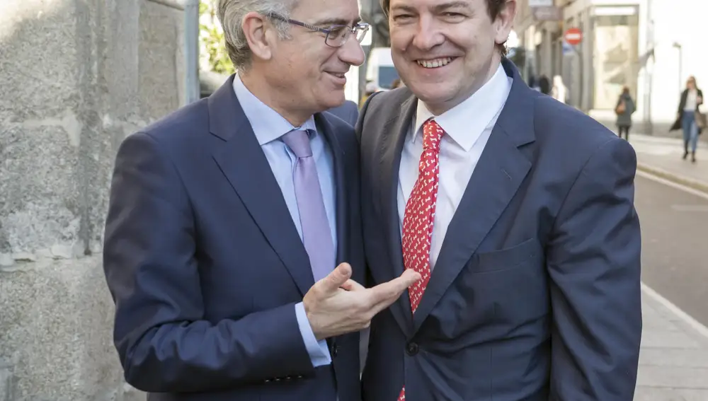 El presidente de la Junta, junto con el de la Diputación Provincial, Javier Iglesias, durante su visita a Salamanca