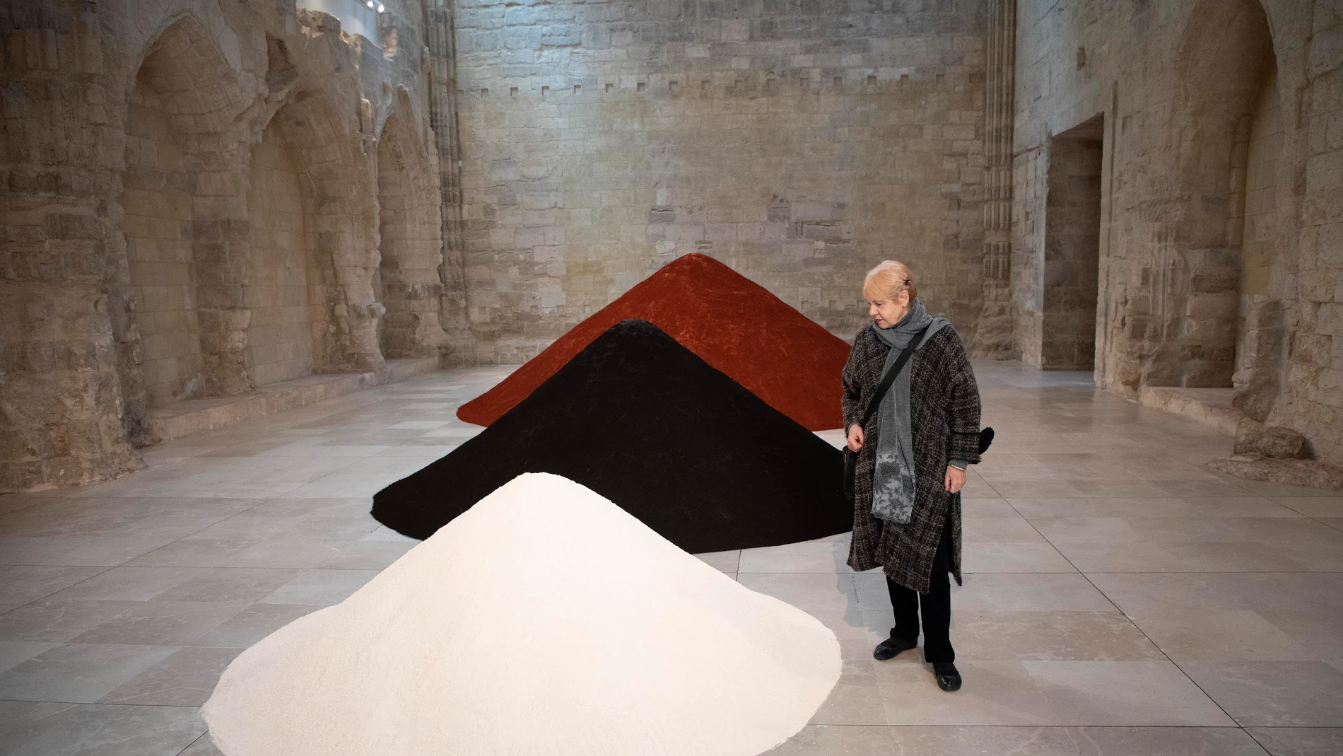 Eva Lootz con una de las piezas de su exposición el Reverso de los monumentos y las lenguas