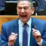 Celso González, responsable de Hacienda del Gobierno de la Rioja, no puede evitar reírse en la sesión parlamentaria de este jueves