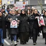 Amigos y familiares sostienen fotos de las víctimas de un tiroteo, en Hanau, Alemania, el viernes 21 de febrero de 2020. (Foto AP / Martin Meissner)