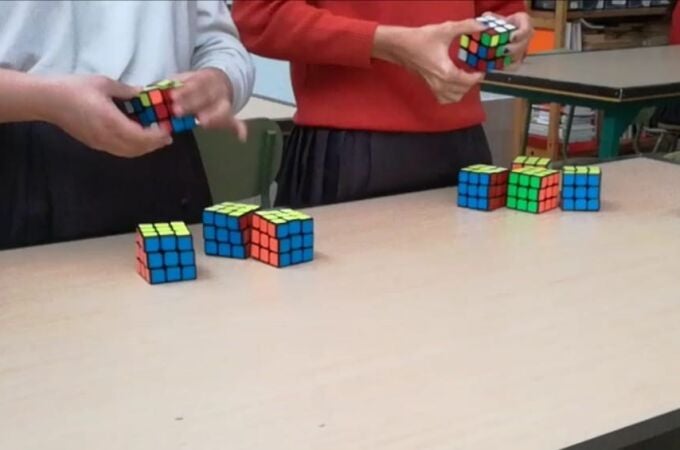 Niños jugando con cubos de RubikCAJAGRANADA FUNDACIÓN21/02/2020