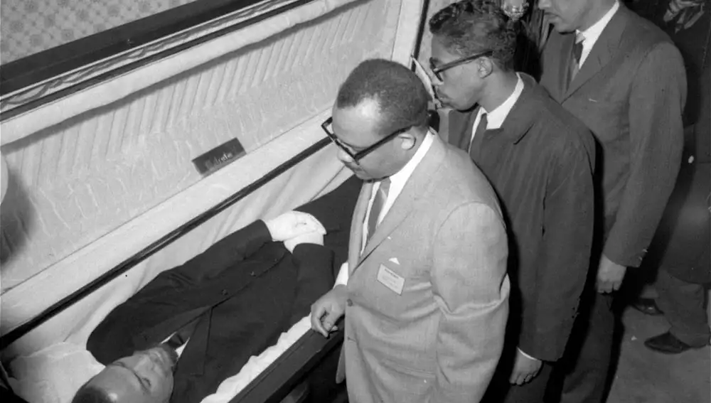 El cuerpo de Malcolm X, líder nacionalista negro que fue asesinado el 21 de febrero de 1965, en un mitin de su organización, es visto por los periodistas en la Unidad de Funeral Home, Eighth Avenue y 126th Street en la ciudad de Nueva York el 24 de febrero de 1965