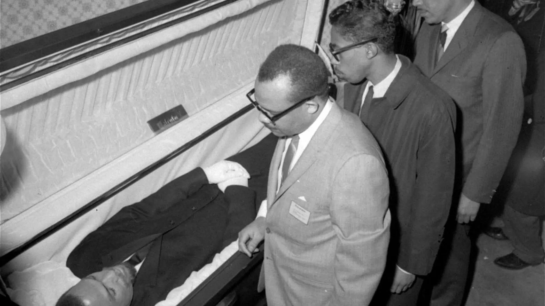 El cuerpo de Malcolm X, líder nacionalista negro que fue asesinado el 21 de febrero de 1965, en un mitin de su organización, es visto por los periodistas en la Unidad de Funeral Home, Eighth Avenue y 126th Street en la ciudad de Nueva York el 24 de febrero de 1965