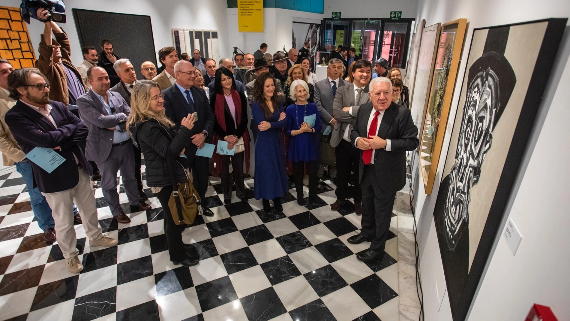 Un momento durante la inauguración de la exposición