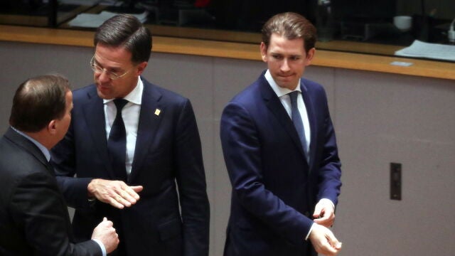 El primer ministro holandés, Mark Rutte, conversa ayer en Bruselas con sus homólogos sueco, Stefan Löfven (izda.) y austriaco, Sebastian Kurz/EFE