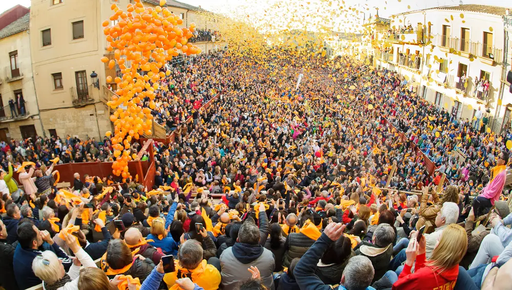 Miles de personas celebran el comienzo del Carnaval del Toro con el tradicional 'El Campanazo' en Ciudad Rodrigo (Salamanca)