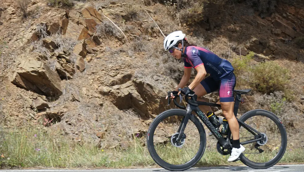 Miriam Casillas entrena con la bicicleta