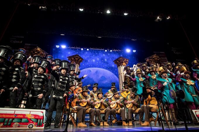 El coro Tócame, durante su actuación en el Gran Teatro Falla en la final del Concurso Oficial de Agrupaciones Carnavalescas de Cádiz