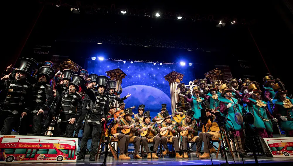 El coro Tócame, durante su actuación en el Gran Teatro Falla en la final del Concurso Oficial de Agrupaciones Carnavalescas de Cádiz