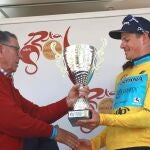 El ciclista danés Jakob Fuglsang (d) del equipo Astana, recibe del ex ciclista Joaquim Galera el trofeo de líder absoluto de la Vuelta a Andalucía. EFE Pepe Torres