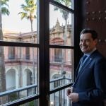 El presidente de la Junta de Andalucía, Juanma Moreno, posa en el Palacio de San Telmo, sede del ejecutivo andaluz en Sevilla, durante la entrevista con Efe, en la que afirma que no contempla una coalición electoral en la comunidad con Cs, su socio de Gobierno, aunque es consciente de que en tres años todo puede "dar muchas vueltas" y dependerá de "las circunstancias", la voluntad de los partidos y sobre todo de si suman más que por separado. EFE/Julio Muñoz