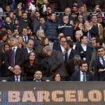 Aficionados protestan haciendo una pañolada ante el presidente del FC Barcelona, Josep María Bartomeu (abajo, 3i), durante el partido ante el Eibar, correspondiente a la jornada 25 de LaLiga Santander que se disputa este sábado en el estadio Camp Nou de Barcelona. EFE/Alejandro García