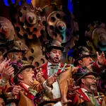 El coro &quot;Creaciones S.A.&quot; durante su actuación en el Gran Teatro Falla en la final del Concurso Oficial de Agrupaciones Carnavalescas de Cádiz