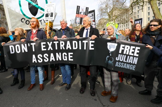 La diseñadora Vivienne Westwood (3-R) y el padre de Assange, John Shipton, hoy en la concentración a favor del pirata informático en Londres