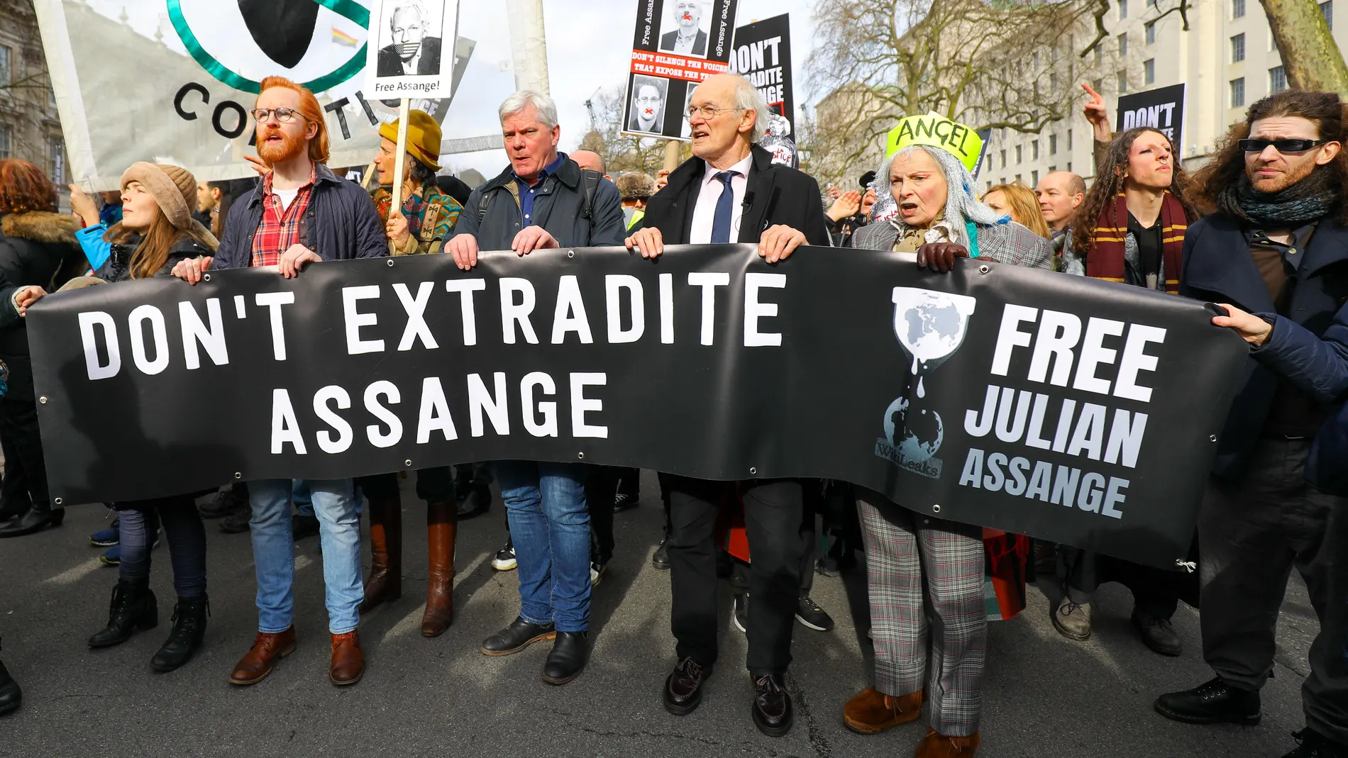 La diseñadora Vivienne Westwood (3-R) y el padre de Assange, John Shipton, hoy en la concentración a favor del pirata informático en Londres