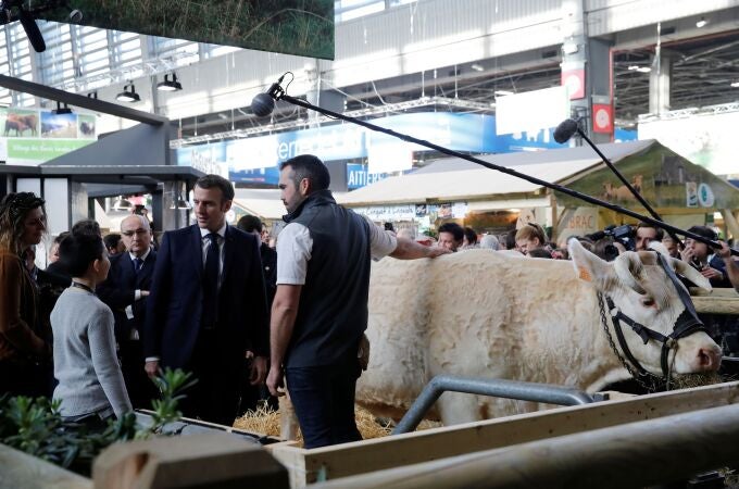 El presidente francés, Emmanuel Macron, habla con un agricultor durante una visita a la 57ª Feria Internacional de Agricultura en París, Francia, 22 de febrero de 2020. (Ludovic Marin/Pool)
