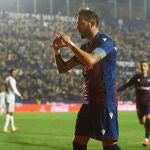 José Luis Morales celebra el gol que marcó el sábado al Madrid