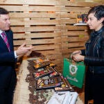 El consejero Carlos Fernández Carriedo charla con una emprendedora de León