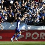 El delantero del Deportivo Alavés Lucas Pérez celebra el gol conseguido ante el Athletic Club