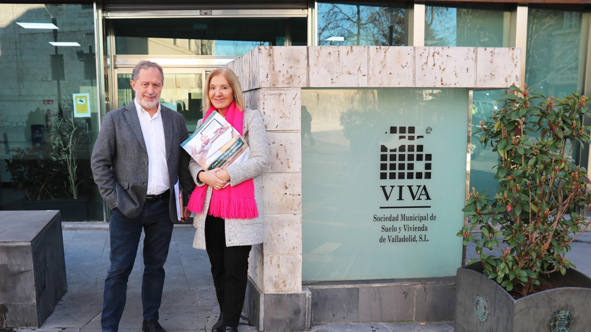 El concejal de Planeamiento Urbanístico y Vivienda, Manuel Saravia, a las puertas de las oficinas de VIVA