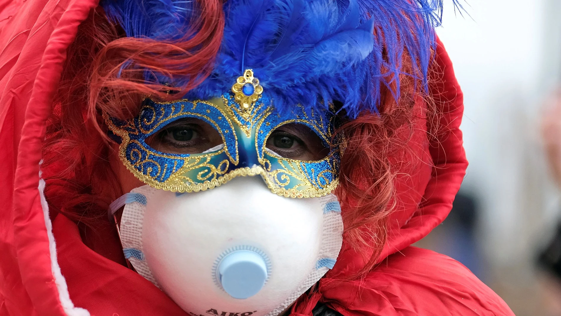 La mascarilla por el coronavirus se confunde entre el disfraz en Venecia que ha suspendido sus carnavales