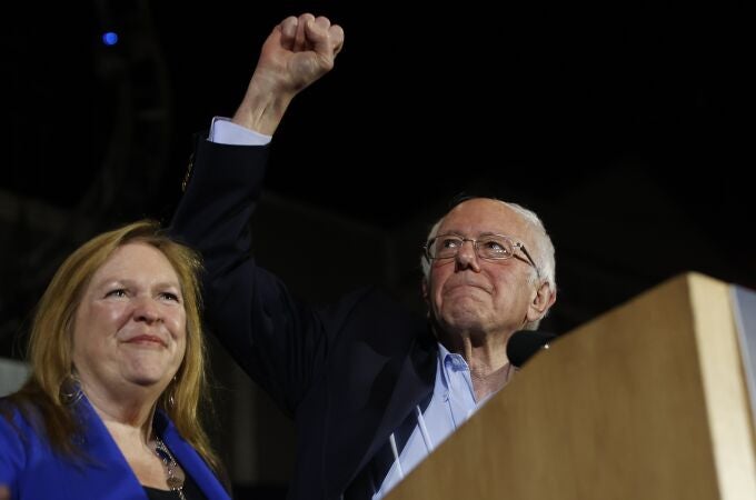 Bernie Sanders celebra su victoria junto a su esposa