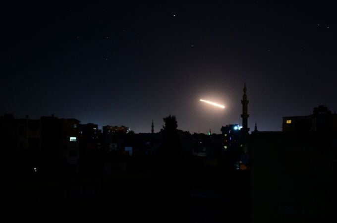 Luz de un misil en Damasco en la noche del domingo