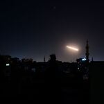Luz de un misil en Damasco en la noche del domingo